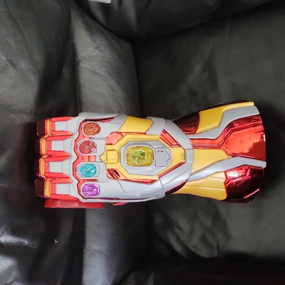 Disney Iron Man Gauntlet - Picture 1 of 3